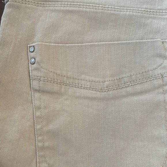 Denizen from Levi’s Shorts Size 8 Beige/tan. Womens - Picture 8 of 10